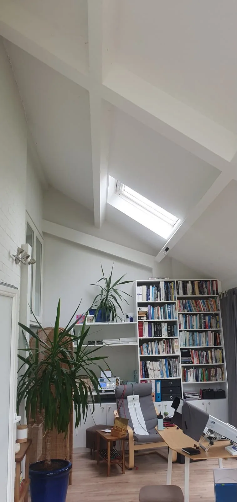 Heldere werkruimte met groot dakvenster