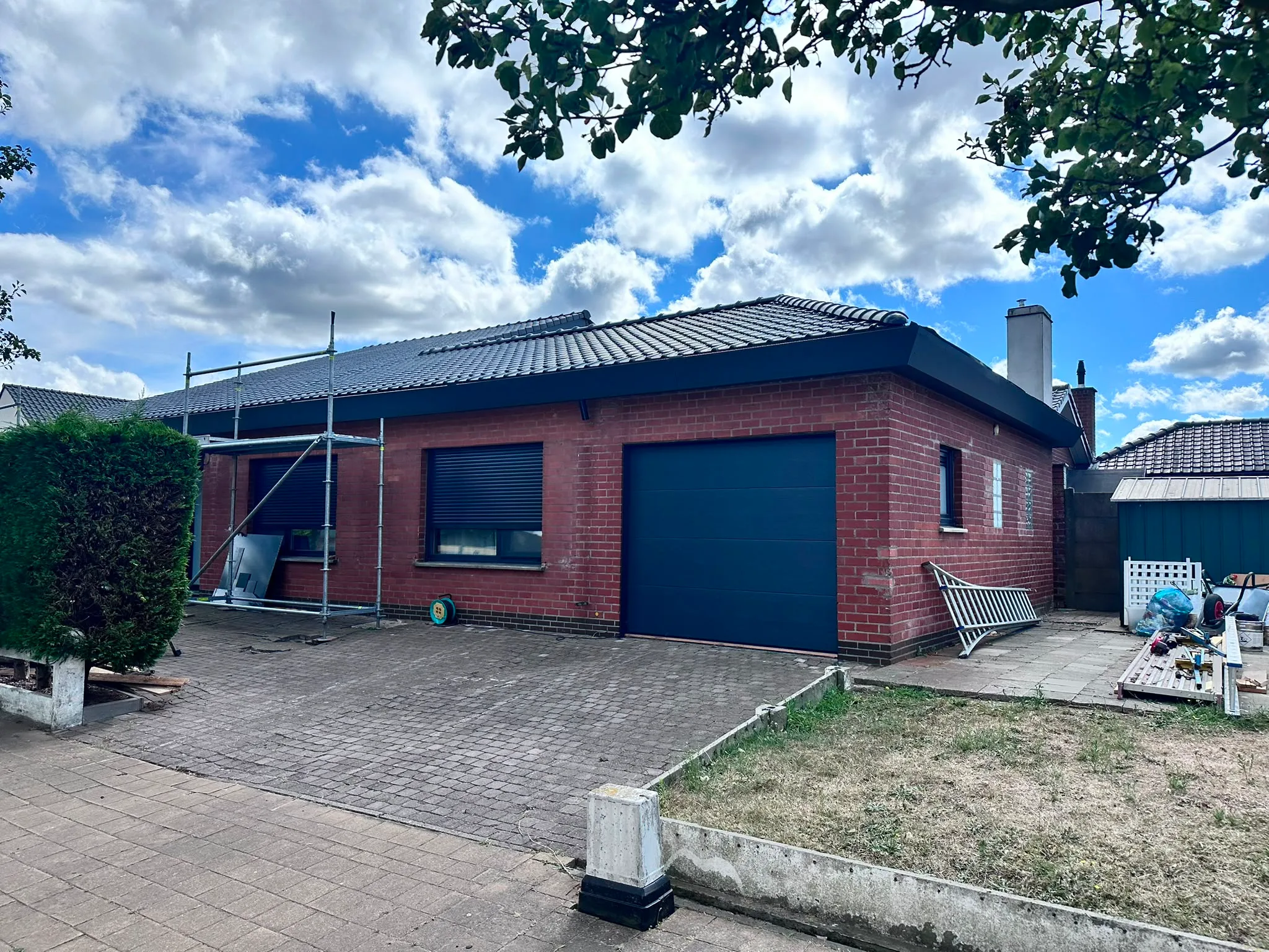 Moderne bakstenen woning met zwart metallic dak