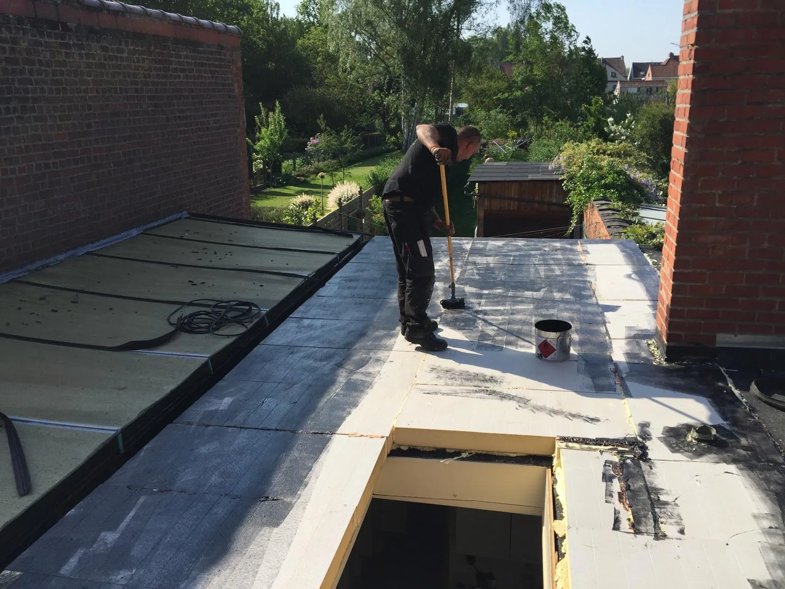 Dakwerker aan het werk op plat dak