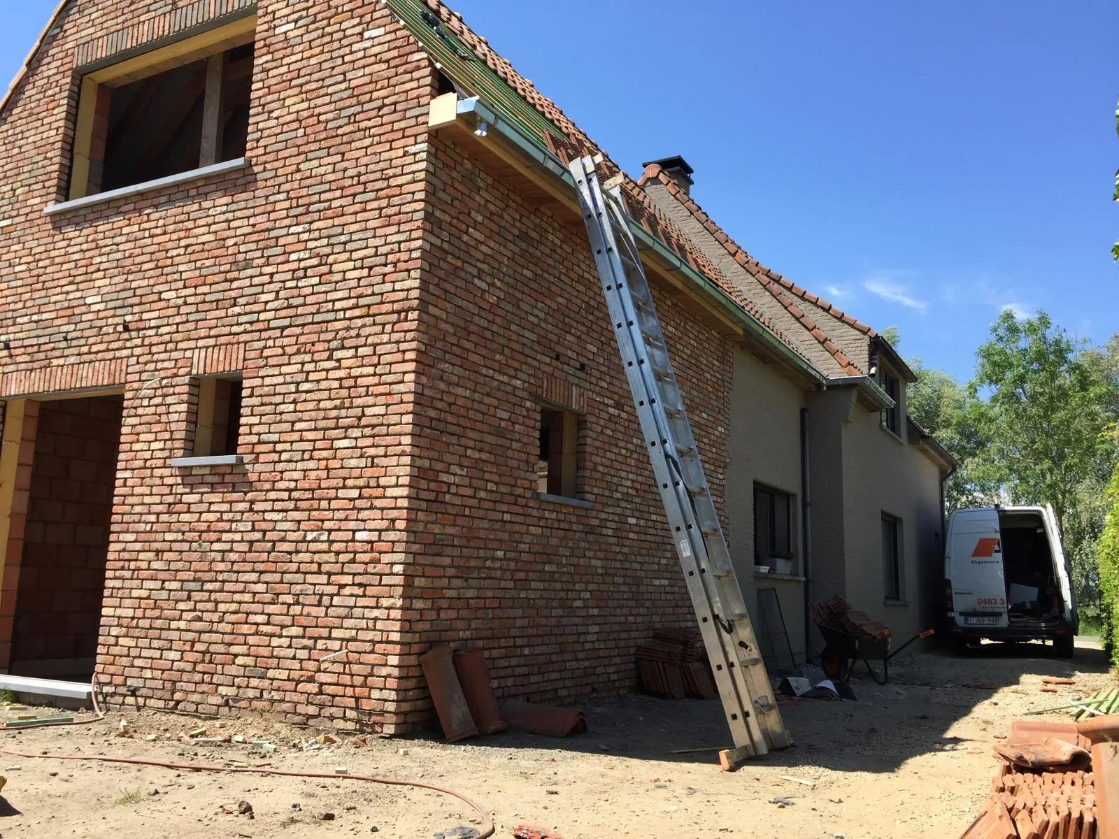 Dakwerkzaamheden aan bakstenen woning