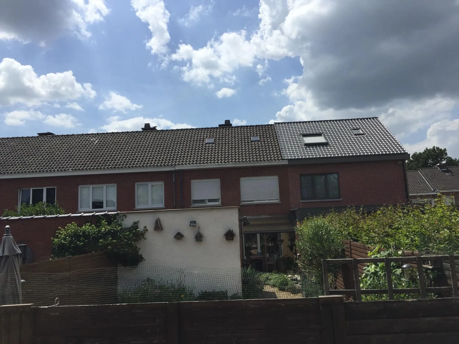 Moderne woning met vernieuwd grijs dak