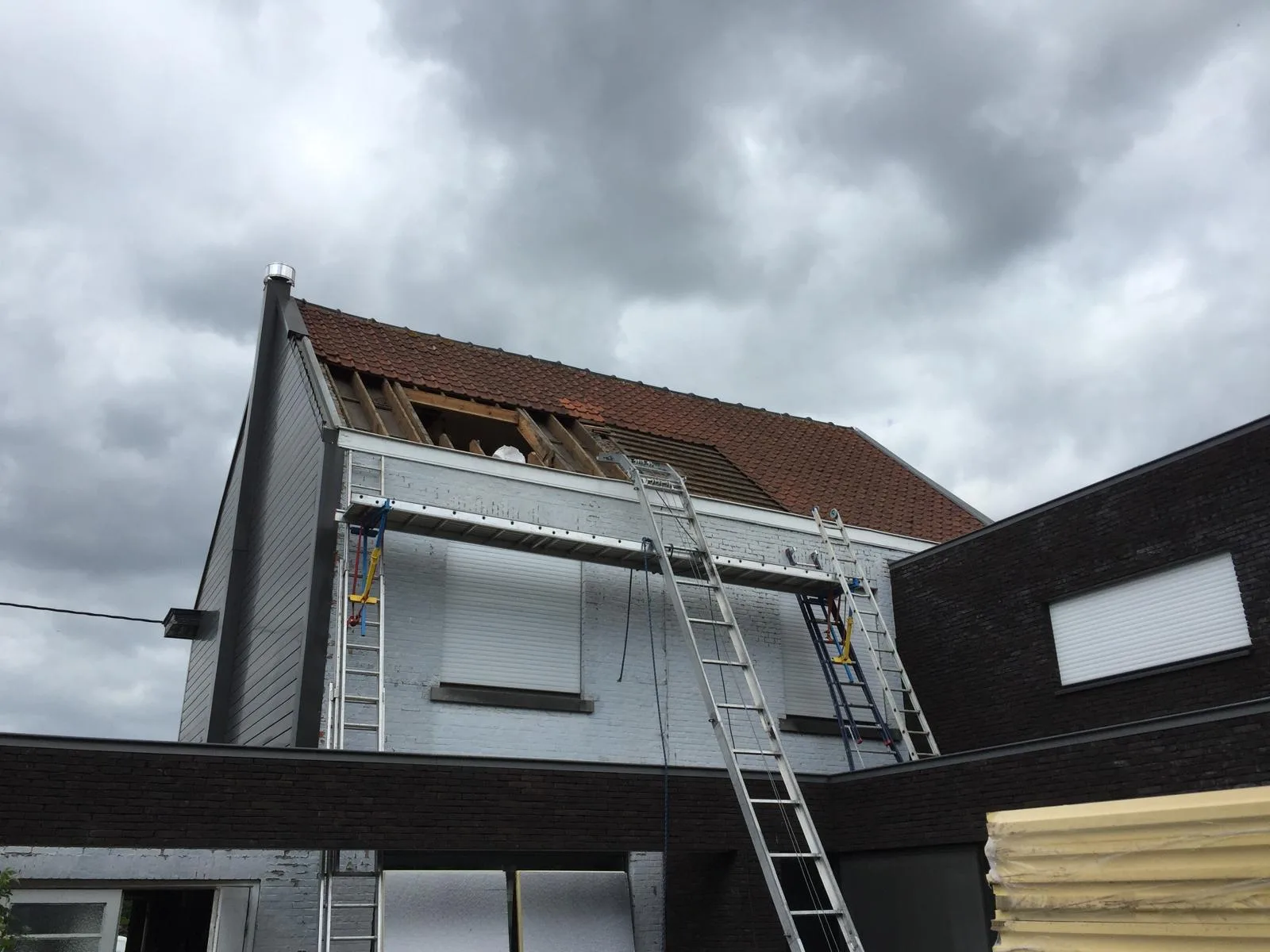 Dakrenovatie van woning in uitvoering