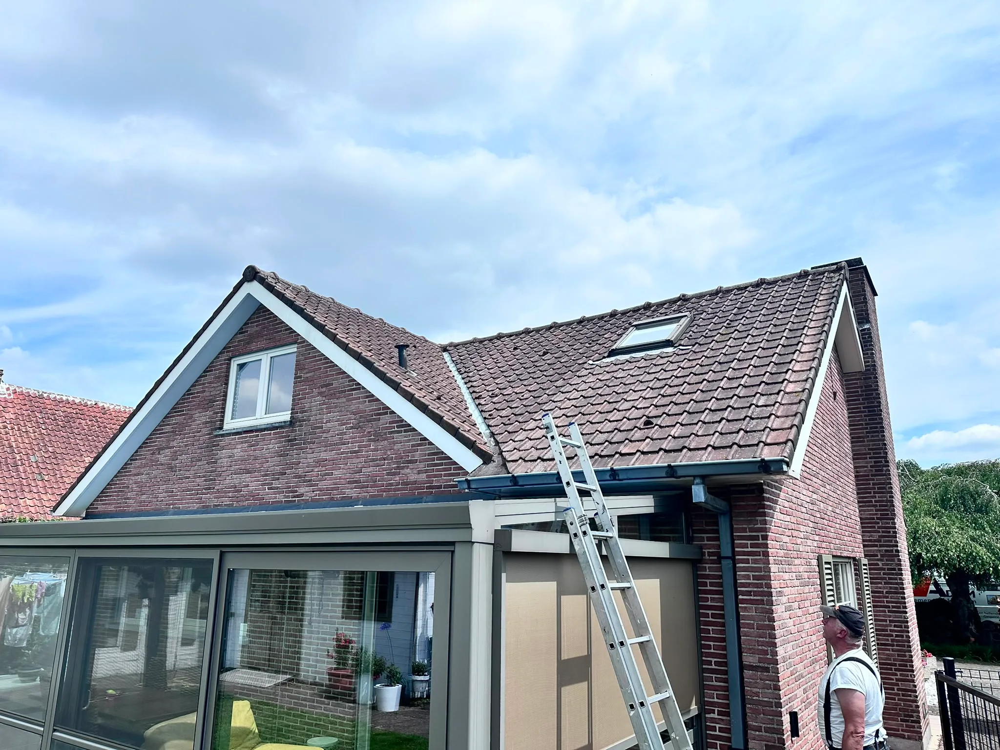 Dakwerkzaamheden aan bakstenen woning