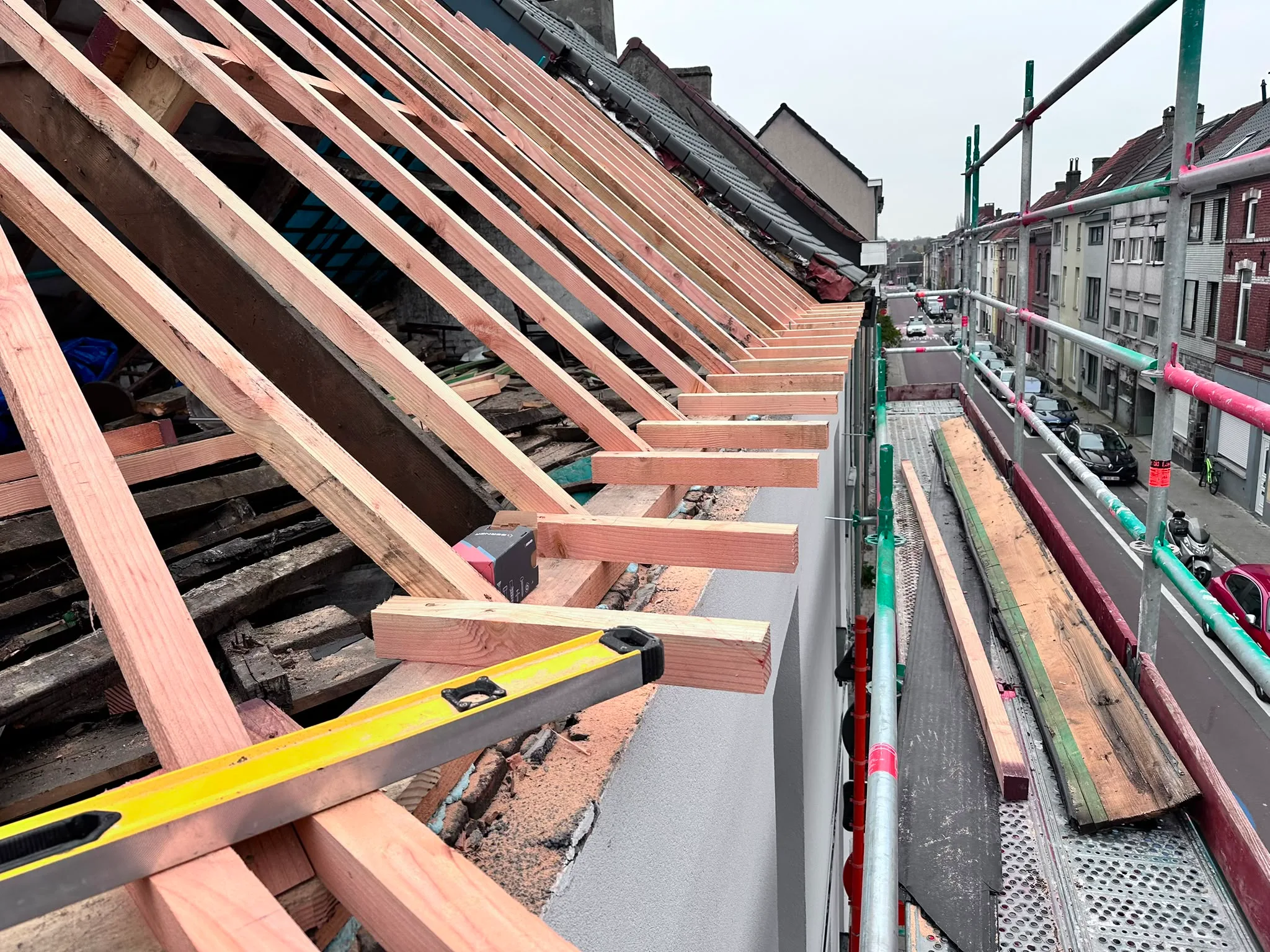 Dakspanten van hout in aanbouw