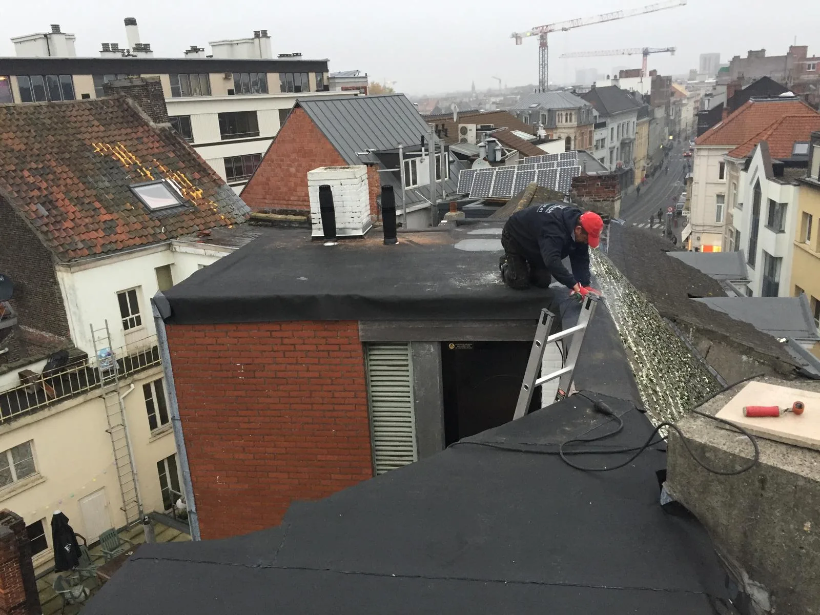 Dakwerker voert dakrenovatie uit