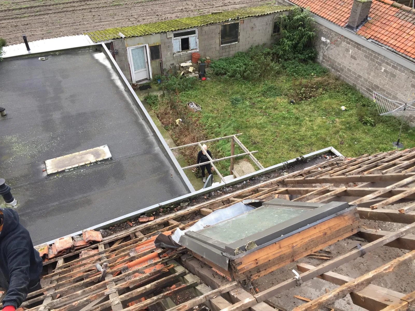 Dakrenovatie met waterdichte coating en houten spanten