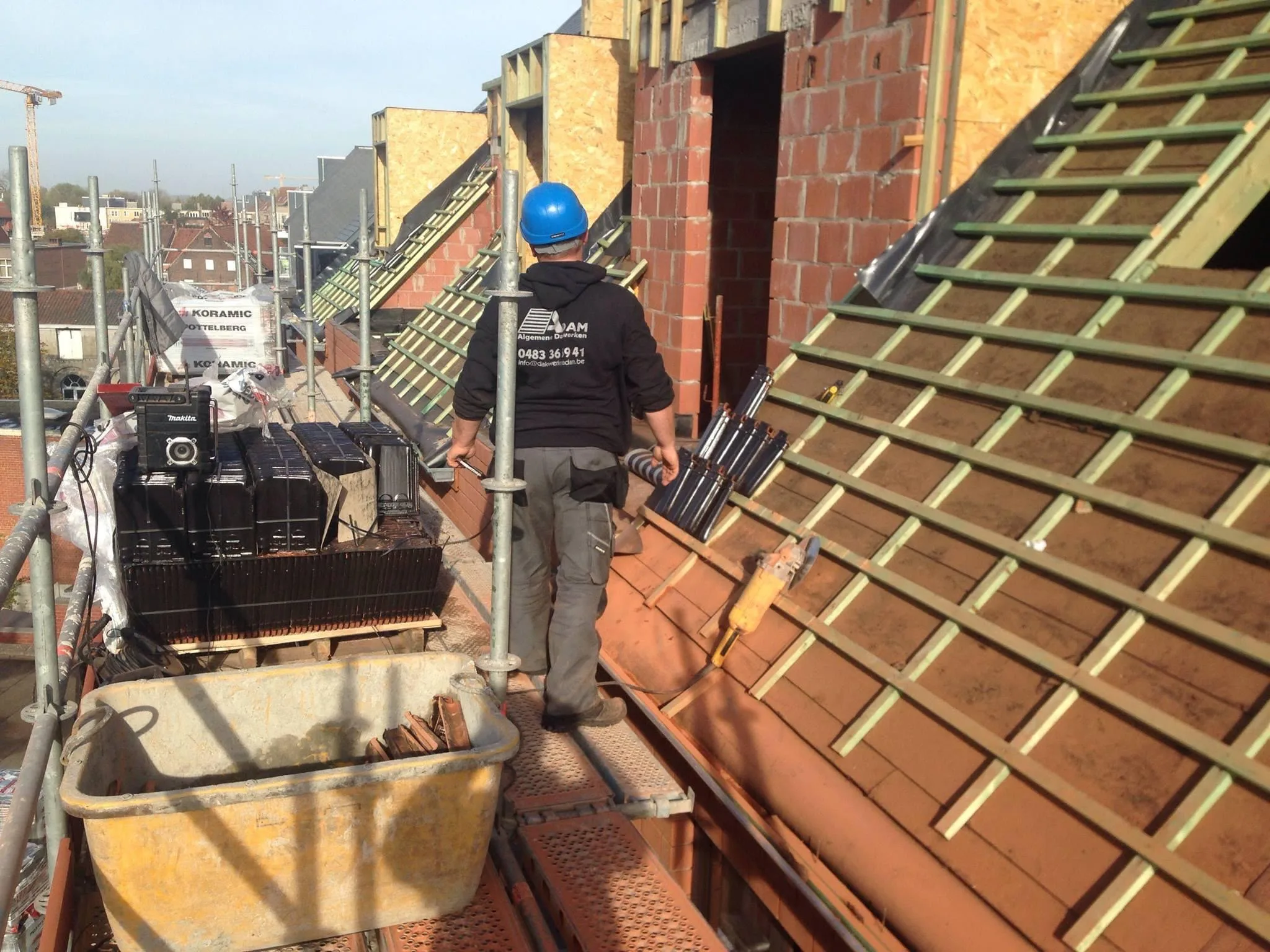 Dakwerker installeert dakconstructie met houten balken