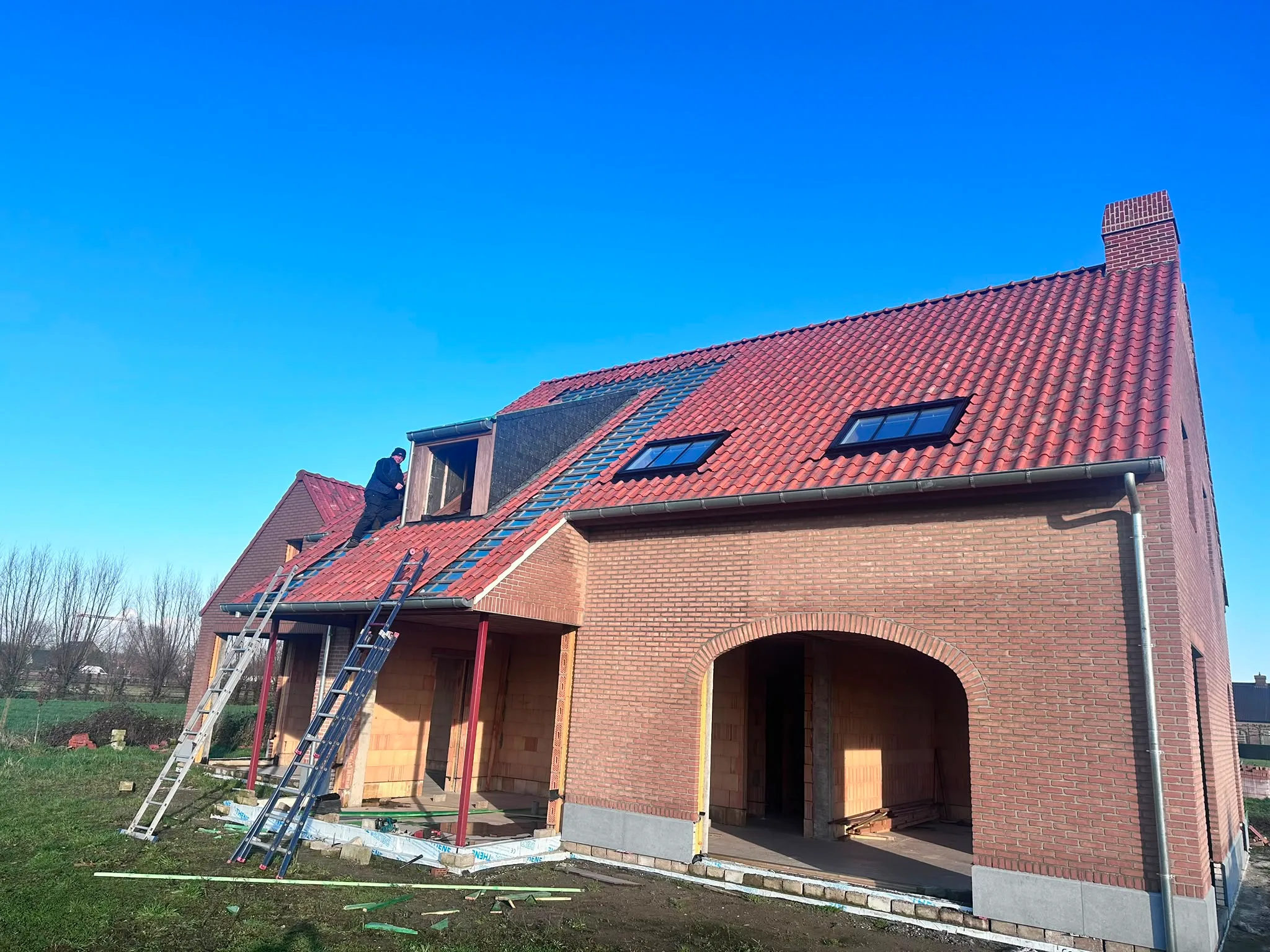 Dak met rode pannen en dakramen