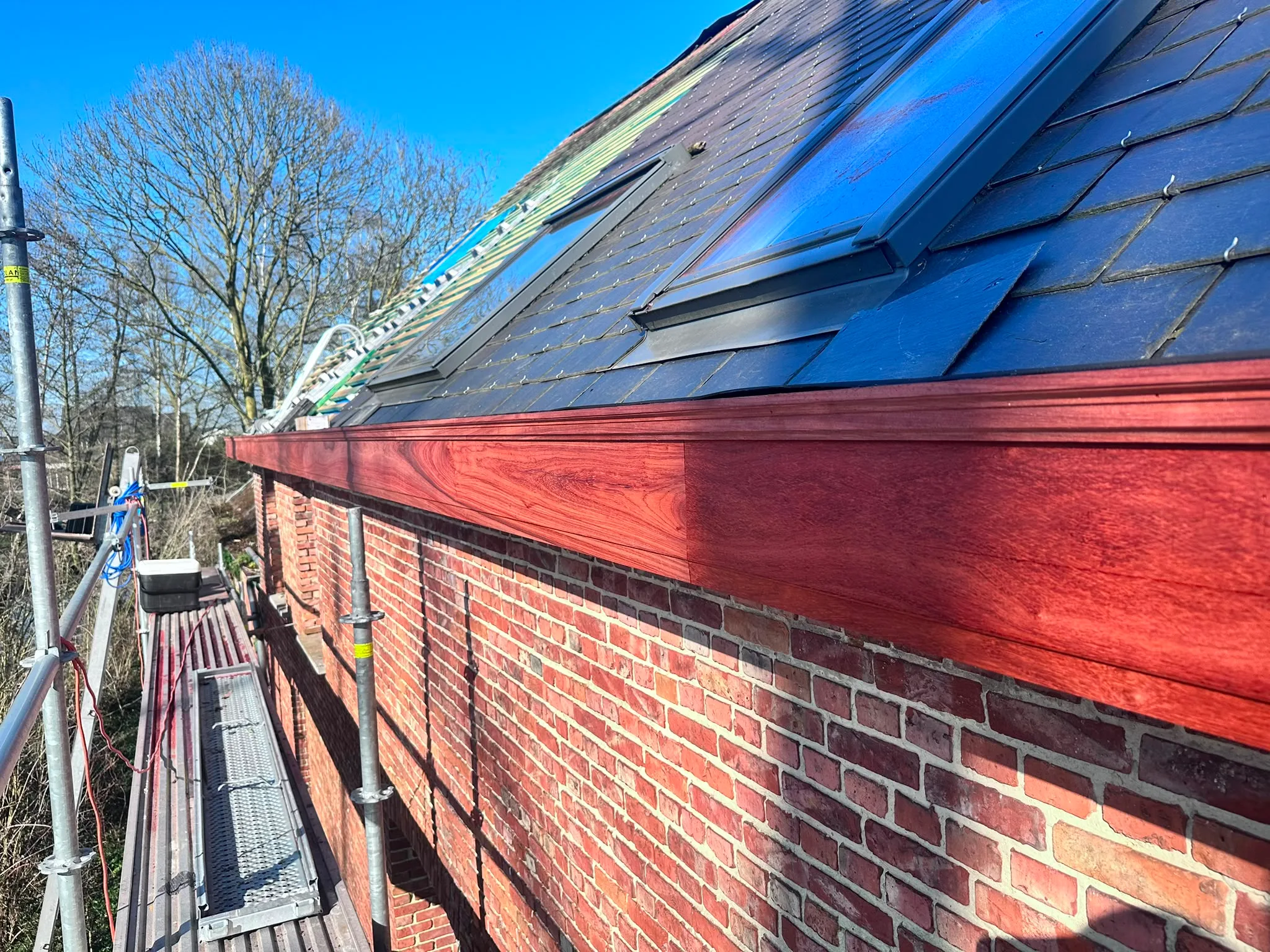 Dakrenovatie bakstenen huis beschermd