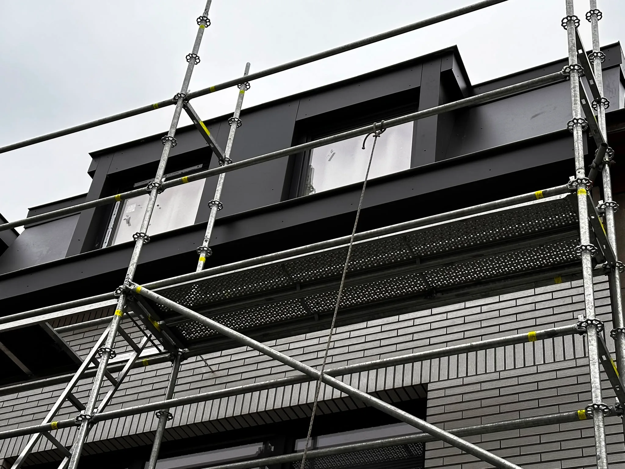 Dakrenovatie aan modern woongebouw