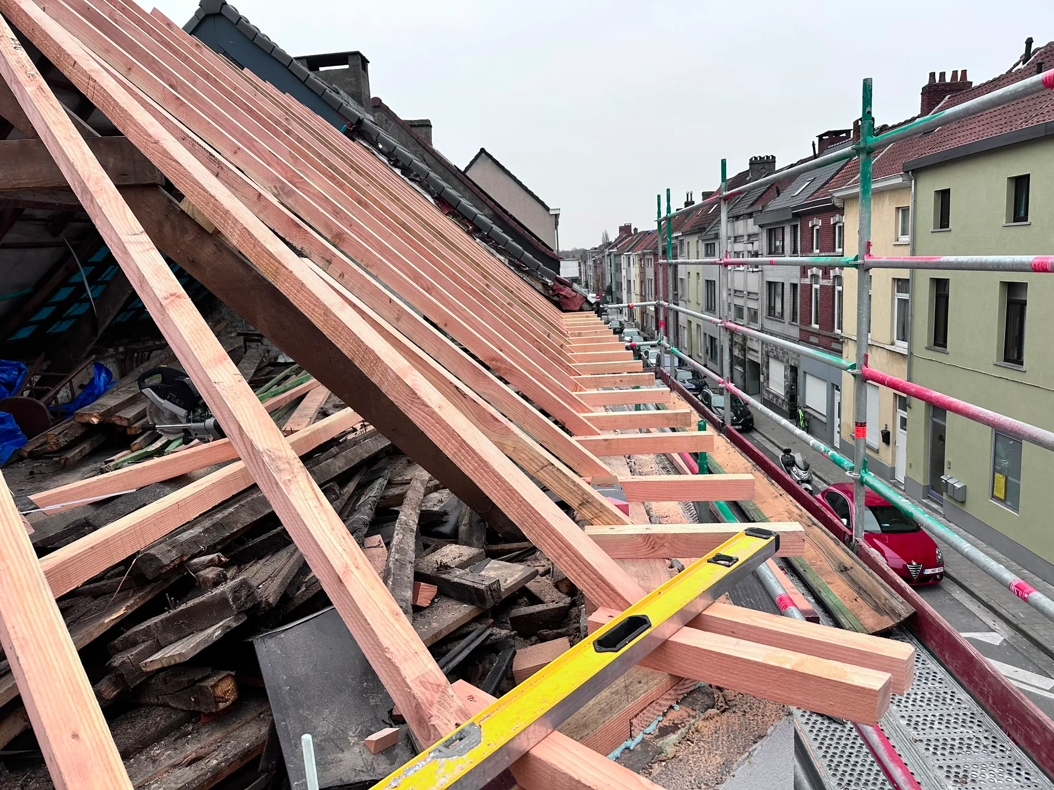Dakrenovatie met houten sparren