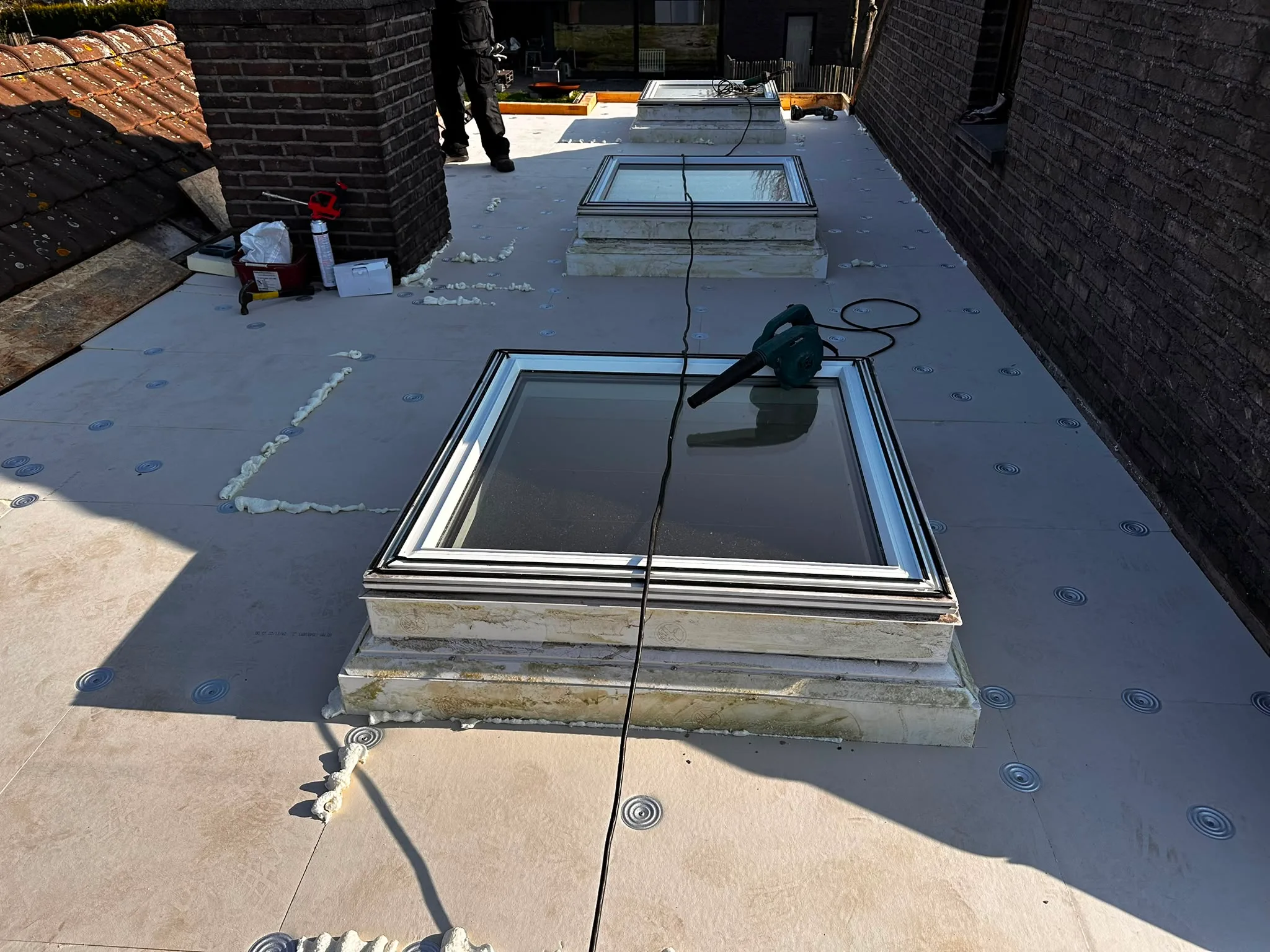 Installatie dakvensters op plat dak