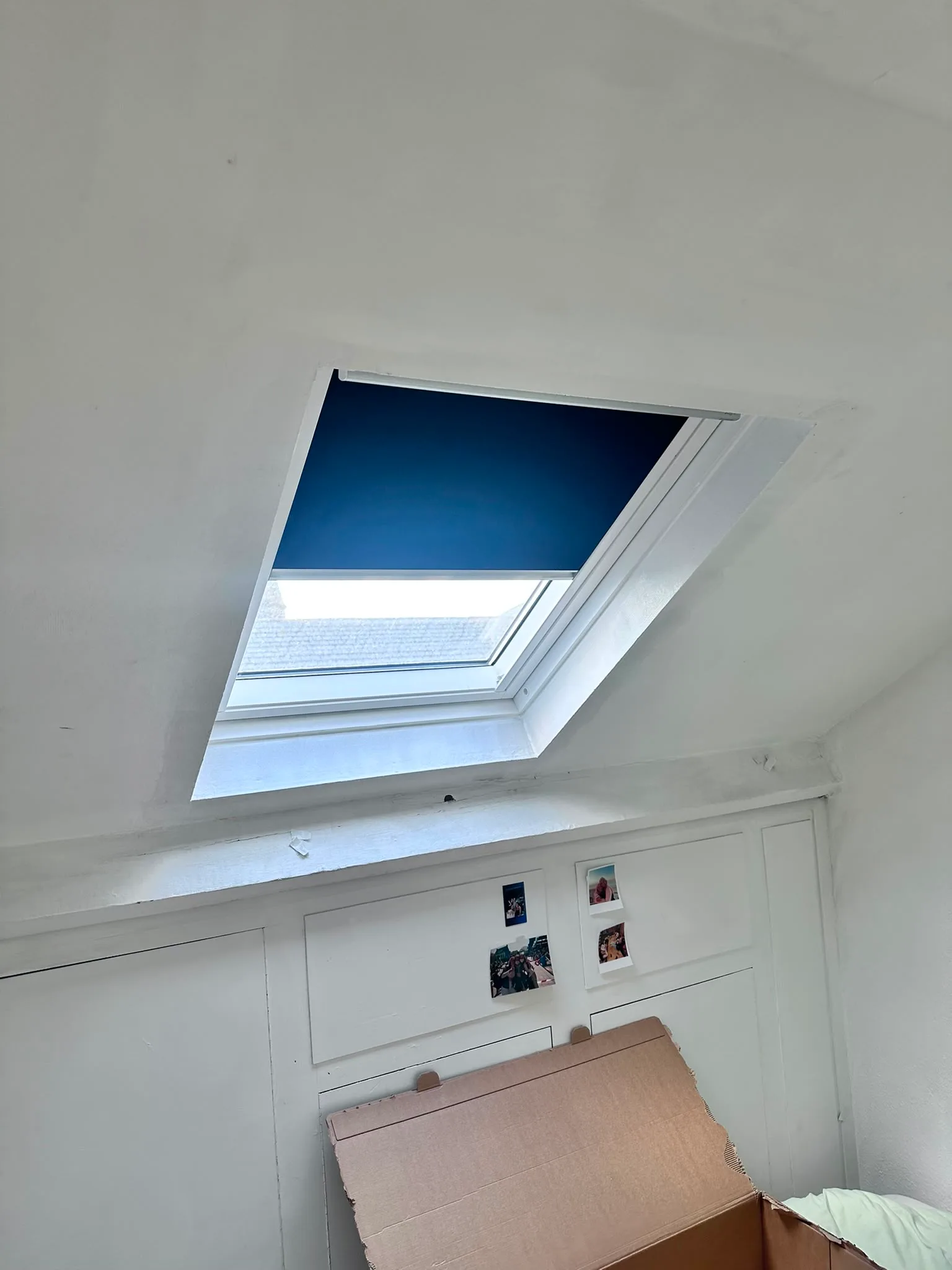 Daklicht met blauwe rolgordijn in wit plafond