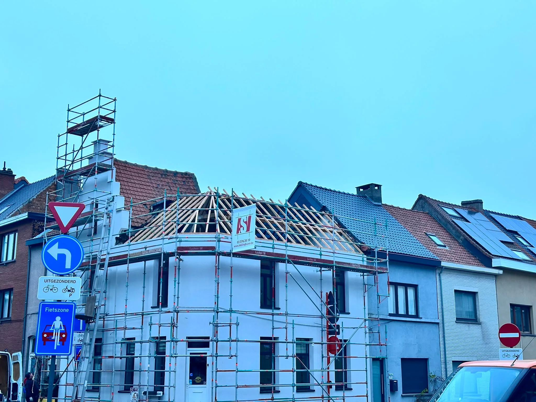 Dakrenovatie project in uitvoering