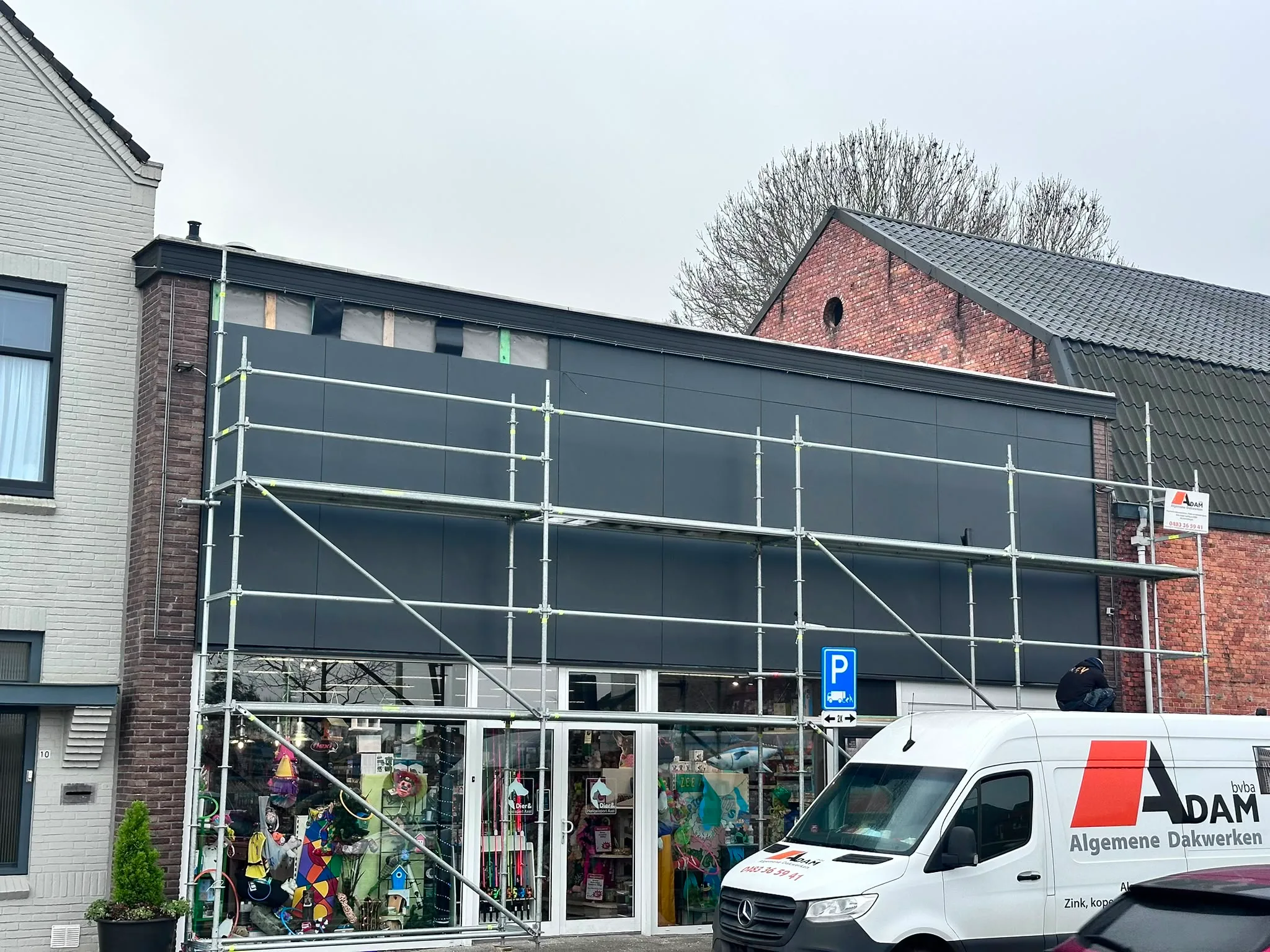 Voorgevel in renovatie met steigers