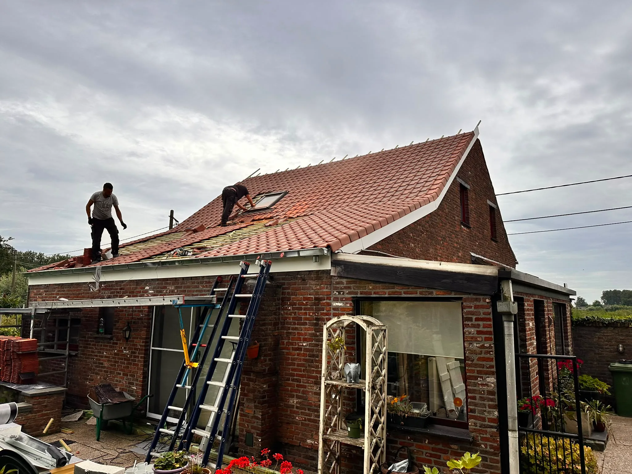 Dakpannen installatie op bakstenen woning