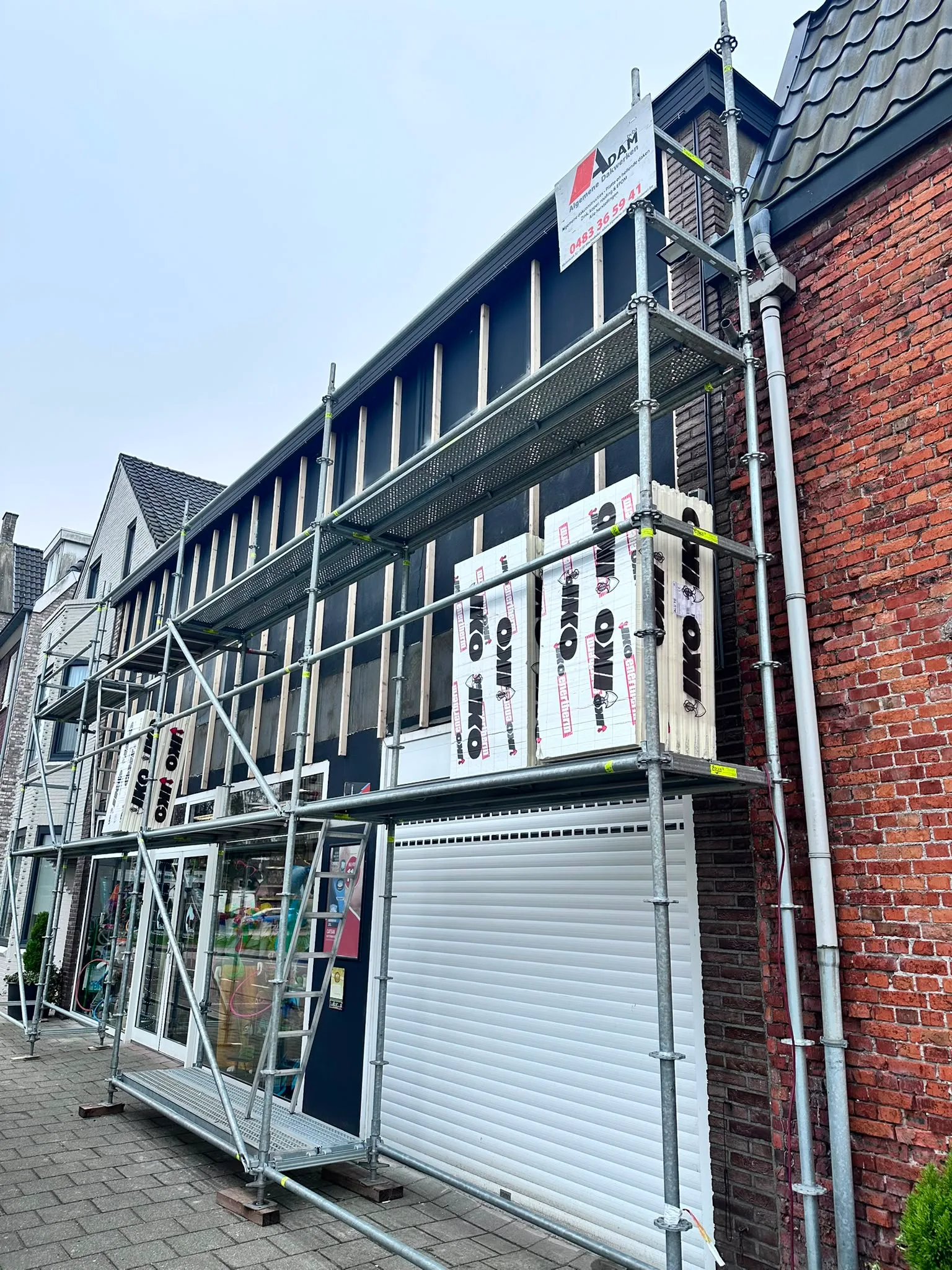 Dakwerk renovatie onder steigering