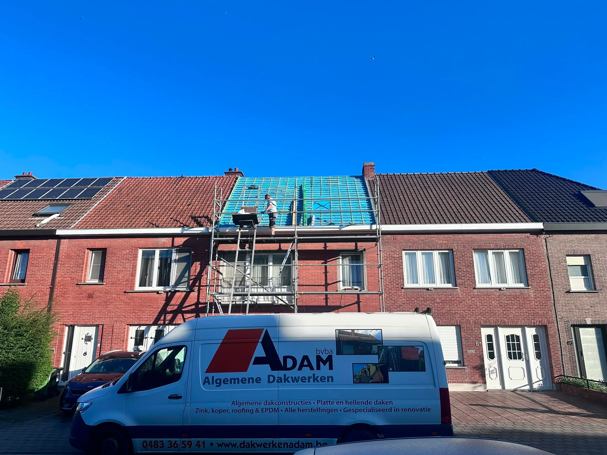 Zonnepanelen installatie op bakstenen woning
