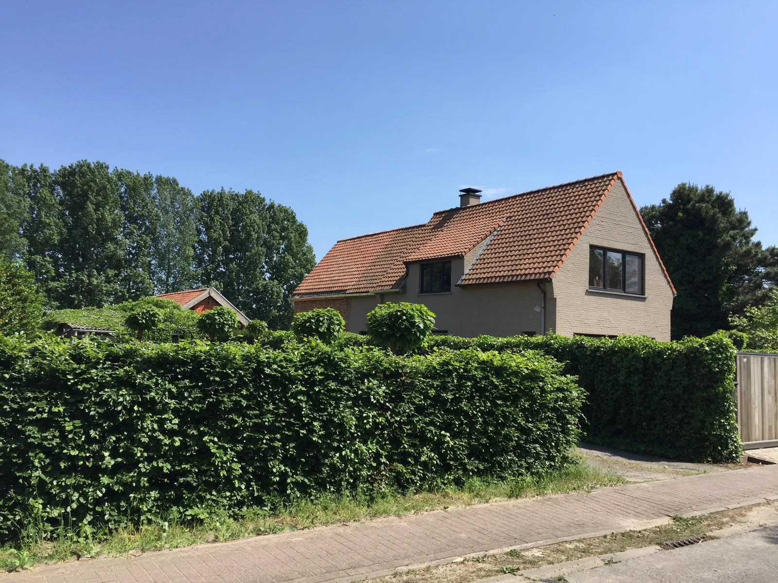 Woning met vernieuwd pannendak en tuin