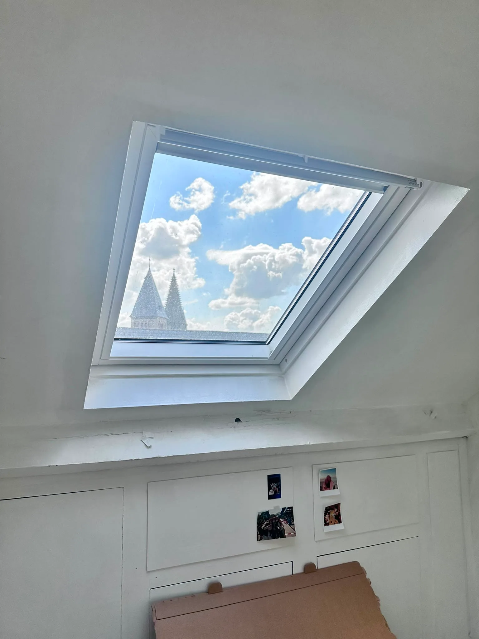 Moderne daakraam met hemelzicht en wolken