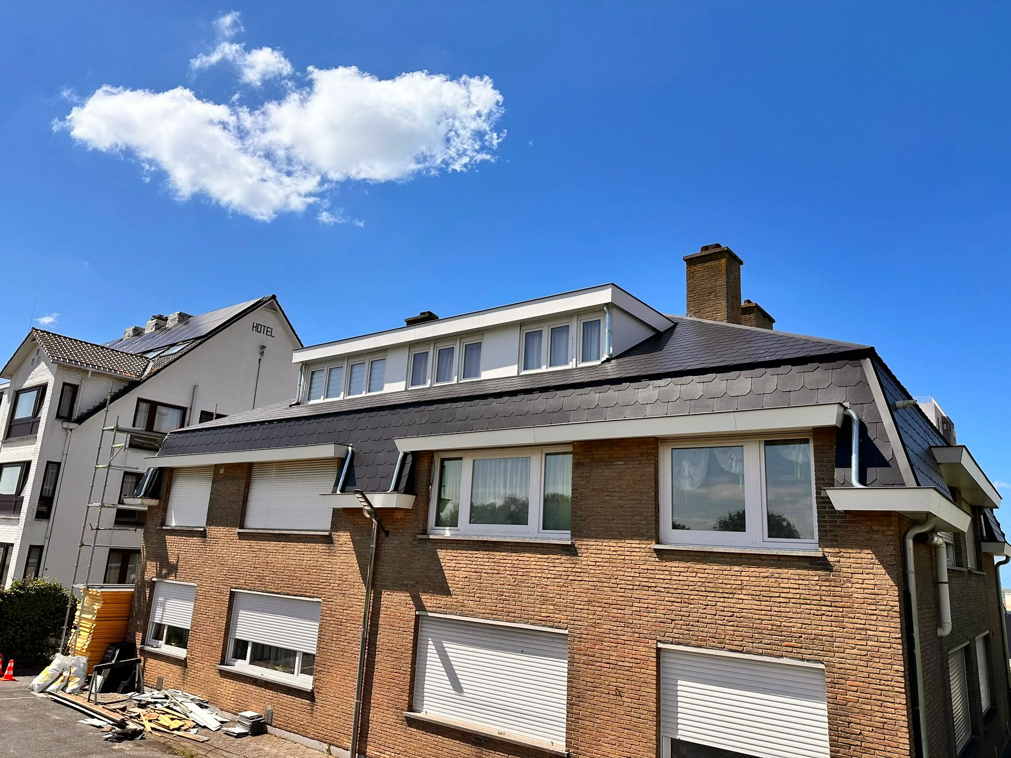 Bakstenen woning met vernieuwd dak