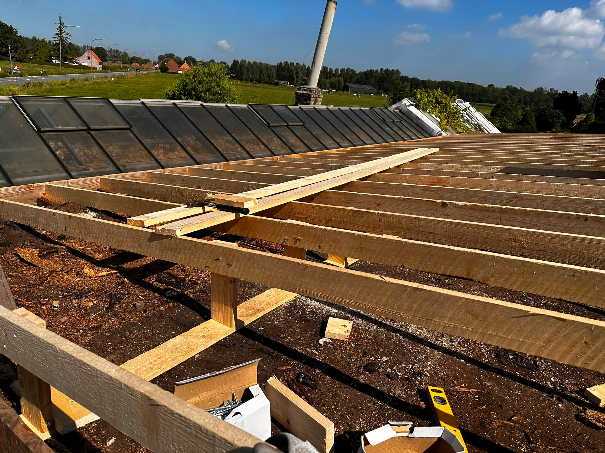 Dakconstructie in aanbouw met houten balken