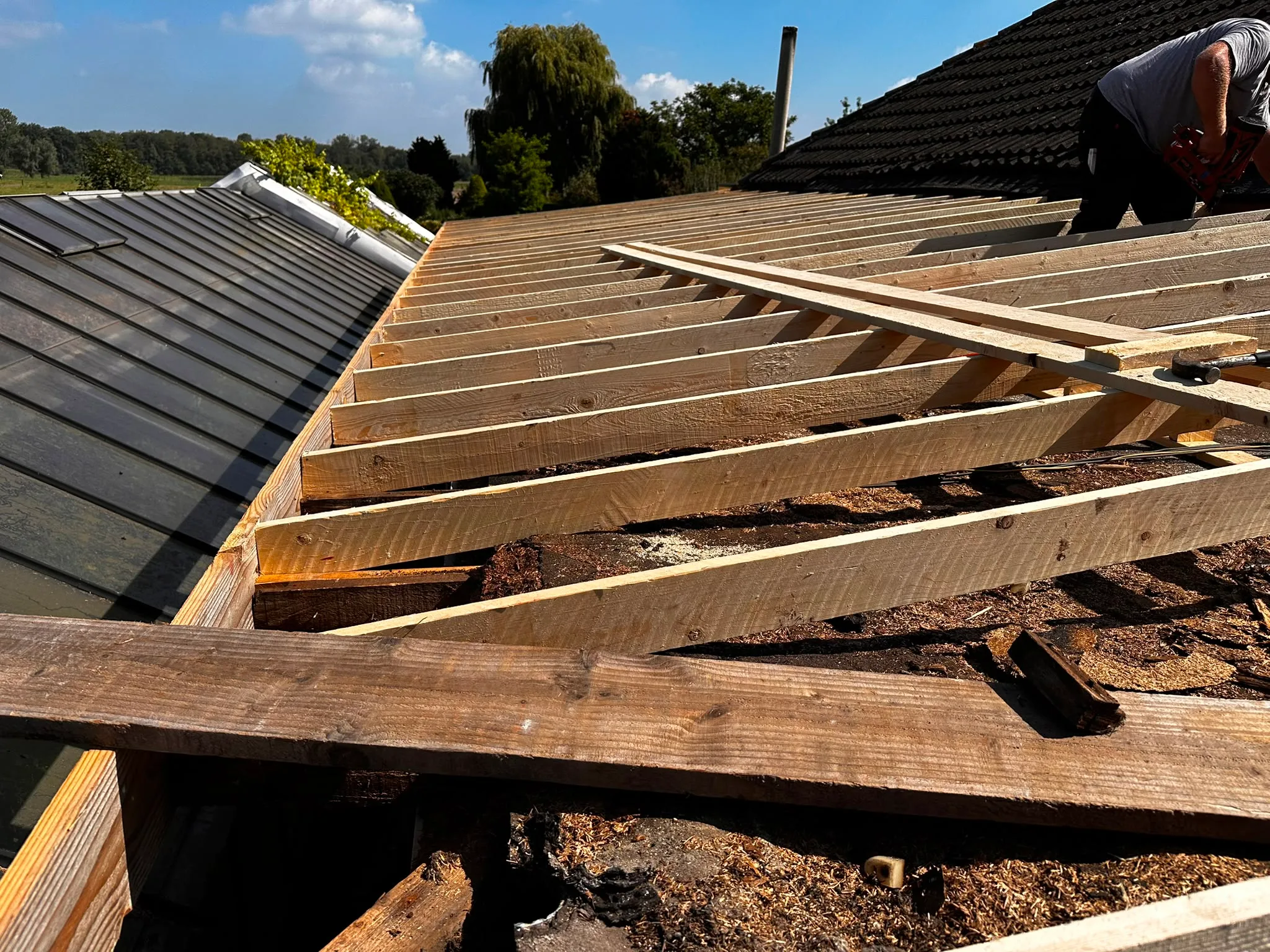 Dakwerk in aanbouw met houten spanten