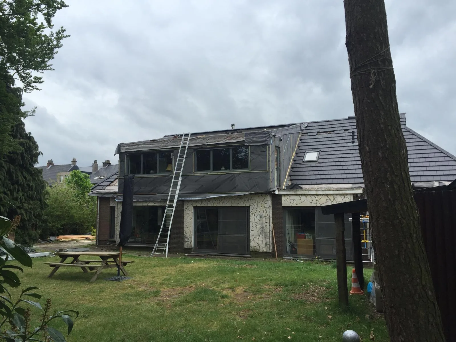 Dakhernieuwing van woning in voortgang