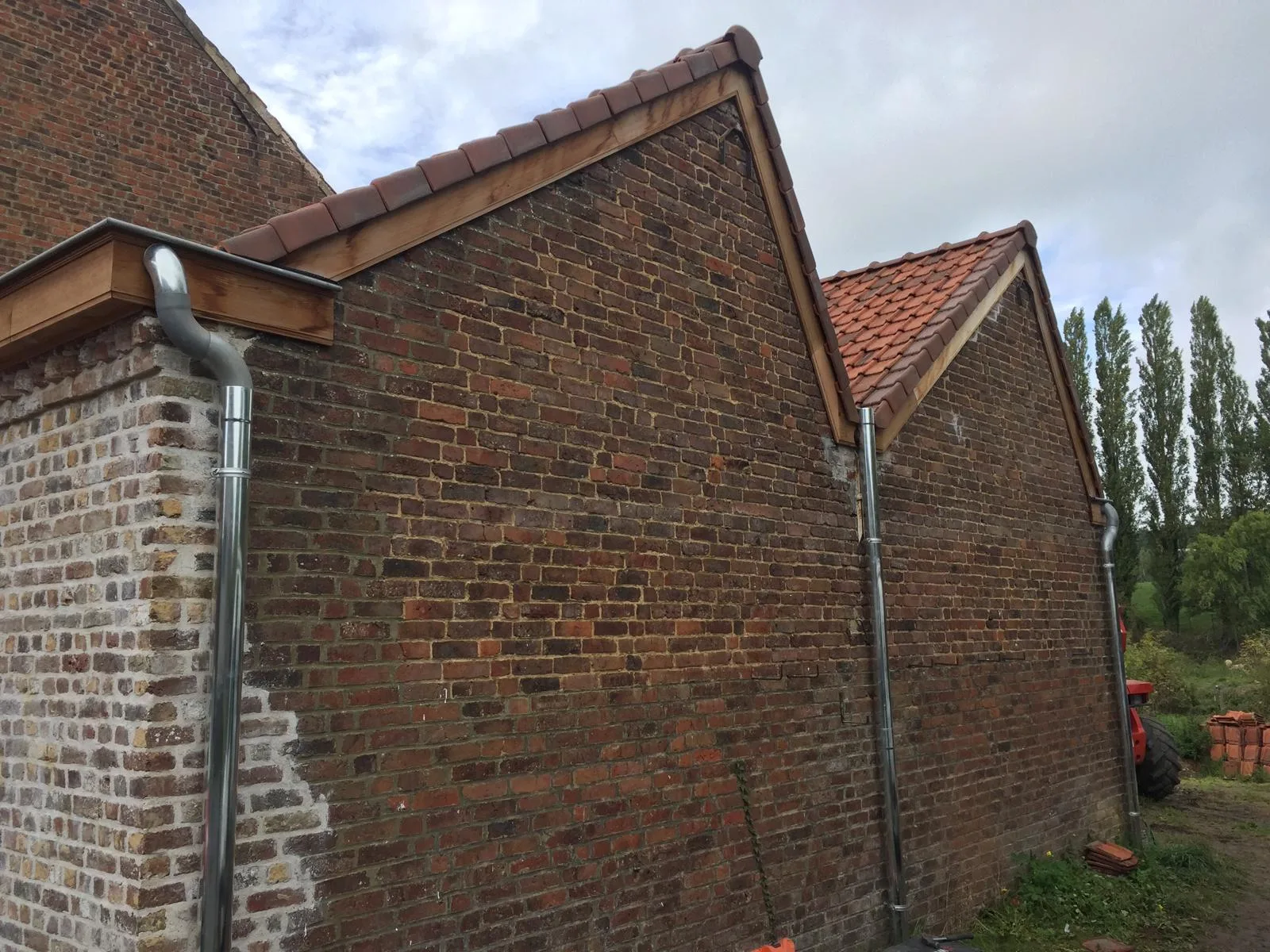 Nieuw rood dak op bakstenen woning