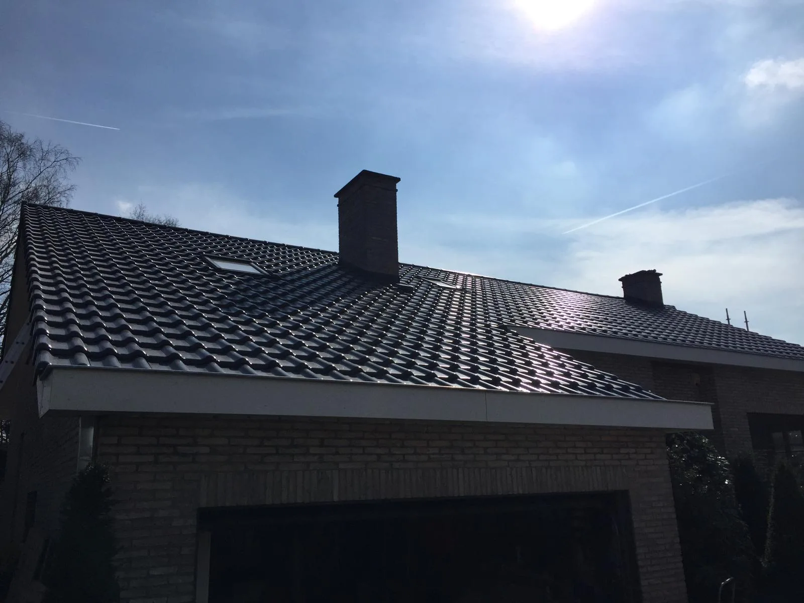 Huis met nieuwe zwarte dakpannen