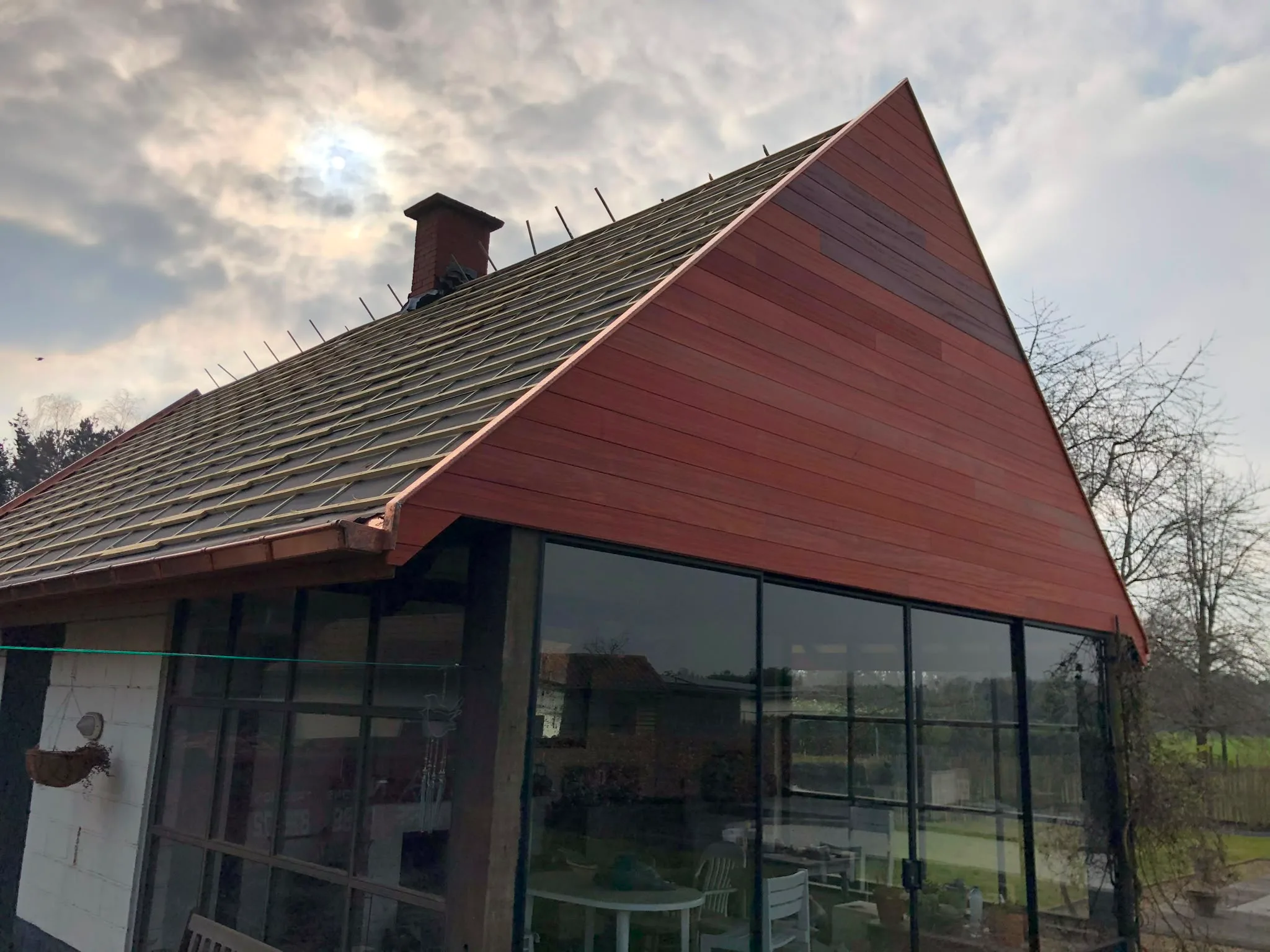 Moderne woning met rode dakbedekking