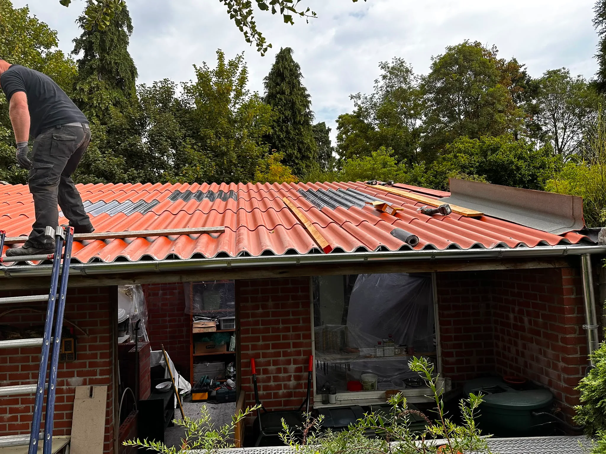 Dakpannen installatie op bakstenen woning