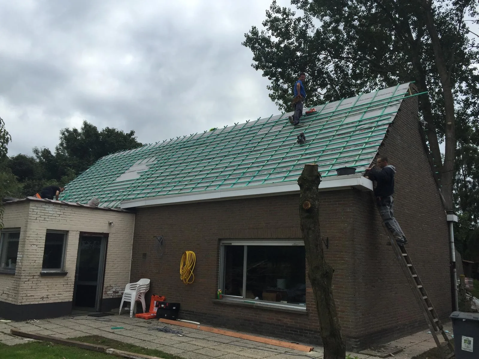 Dakherstel met groene dakleien