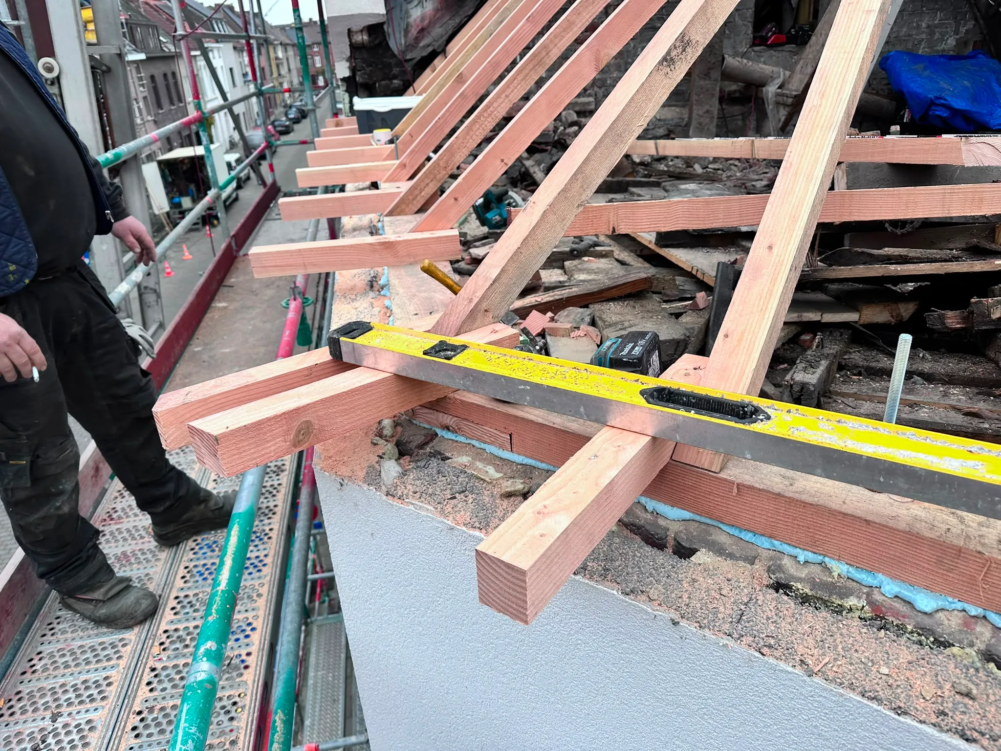 Dak in aanbouw met houten spanten