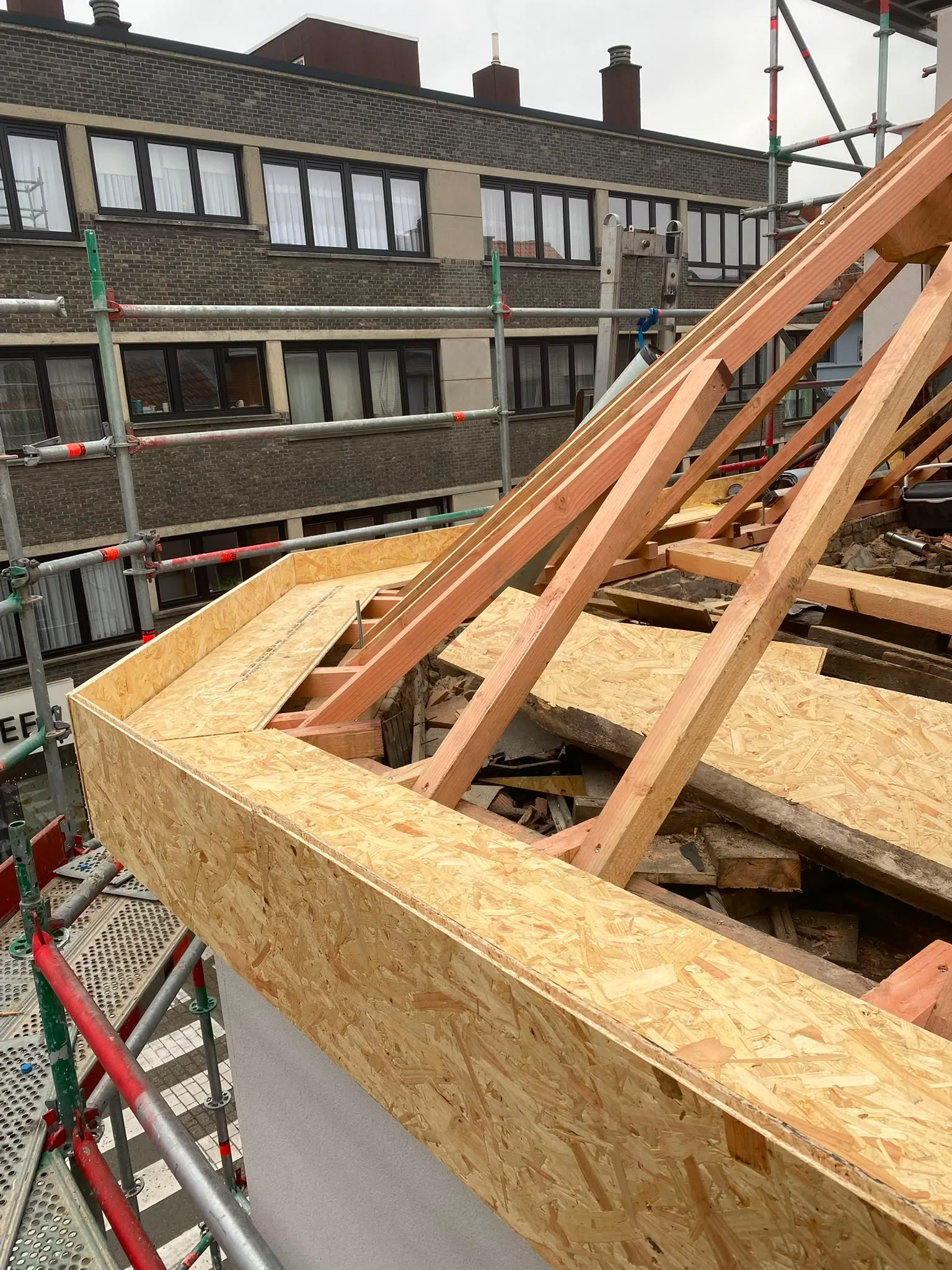 Dak in aanbouw met houten spanten