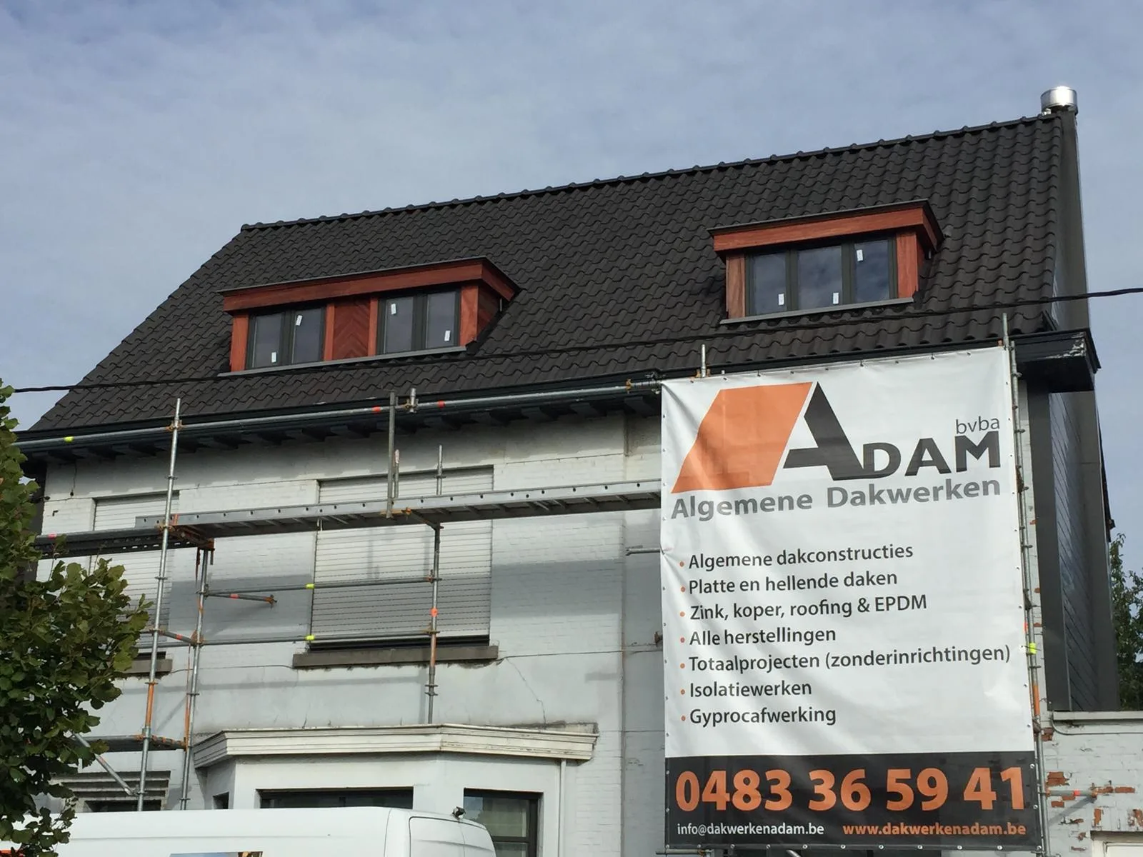 Dakbedekking en dakisolatie met nieuwe dakramen op een hellend dak