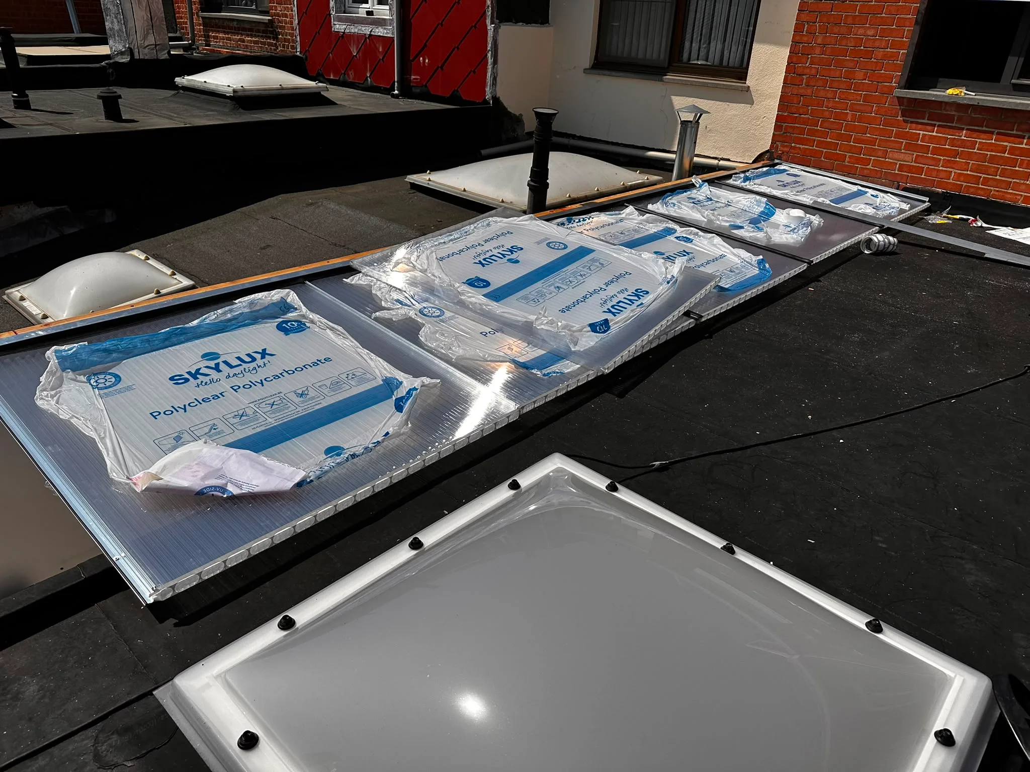 Opnieuw dak met VELUX dakramen op een plat dak in aanbouw